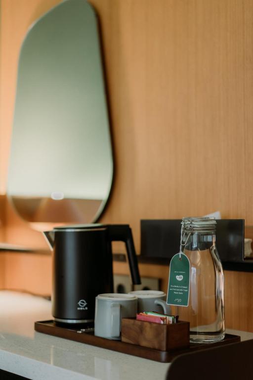 Příslušenství pro přípravu čaje a kávy v ubytování Jiro Hotel