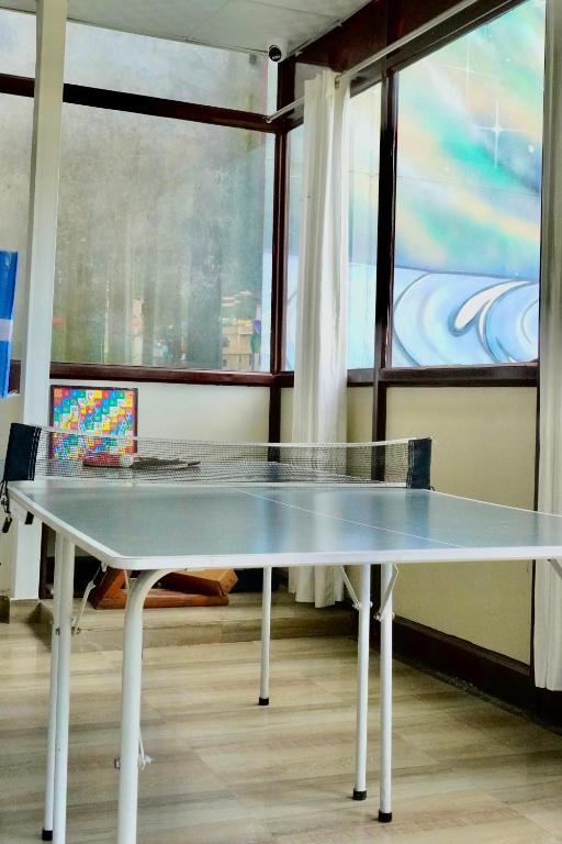 Stolní tenis v ubytování Urban Loft Hostel nebo okolí
