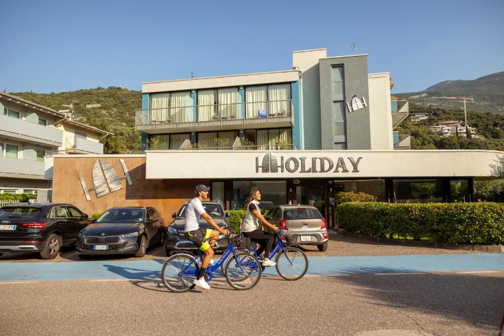 Jízda na kole v ubytování Hotel Holiday Sport & Relax nebo okolí