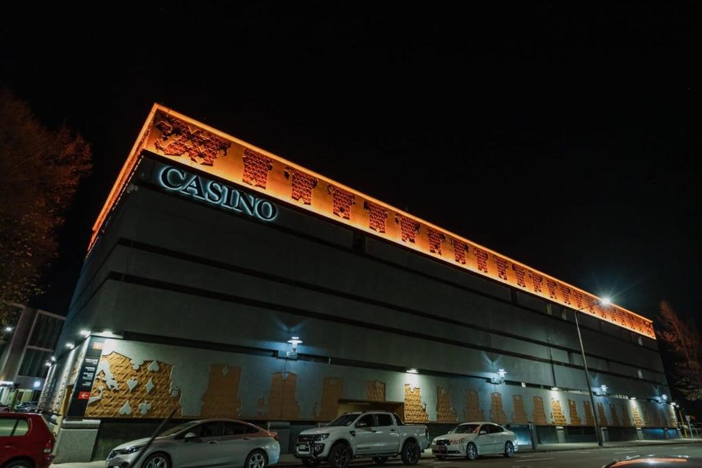 High Roller Luxury Casino Suite & Hot Tub - Resim 21