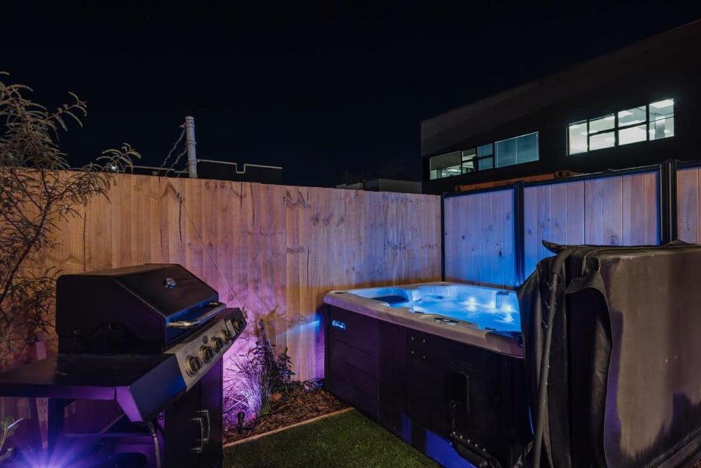 High Roller Luxury Casino Suite & Hot Tub - Resim 23