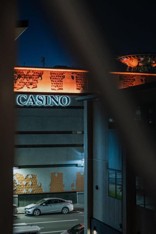 High Roller Luxury Casino Suite & Hot Tub - Resim 22