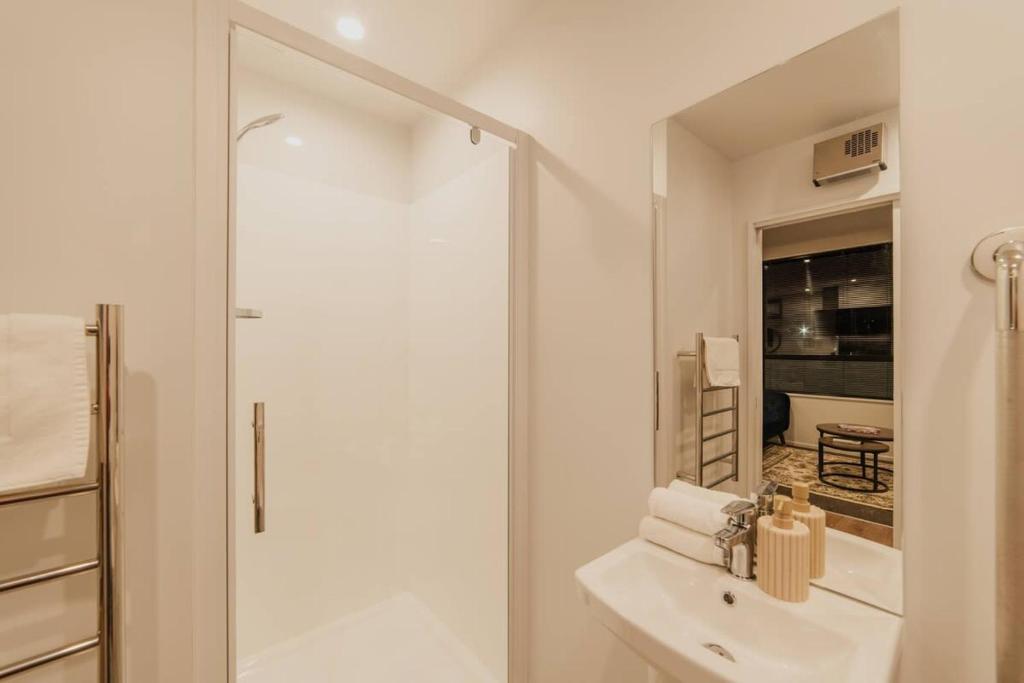 Fitzgerald Focus - Your 1BR Urban Oasis - Resim 16