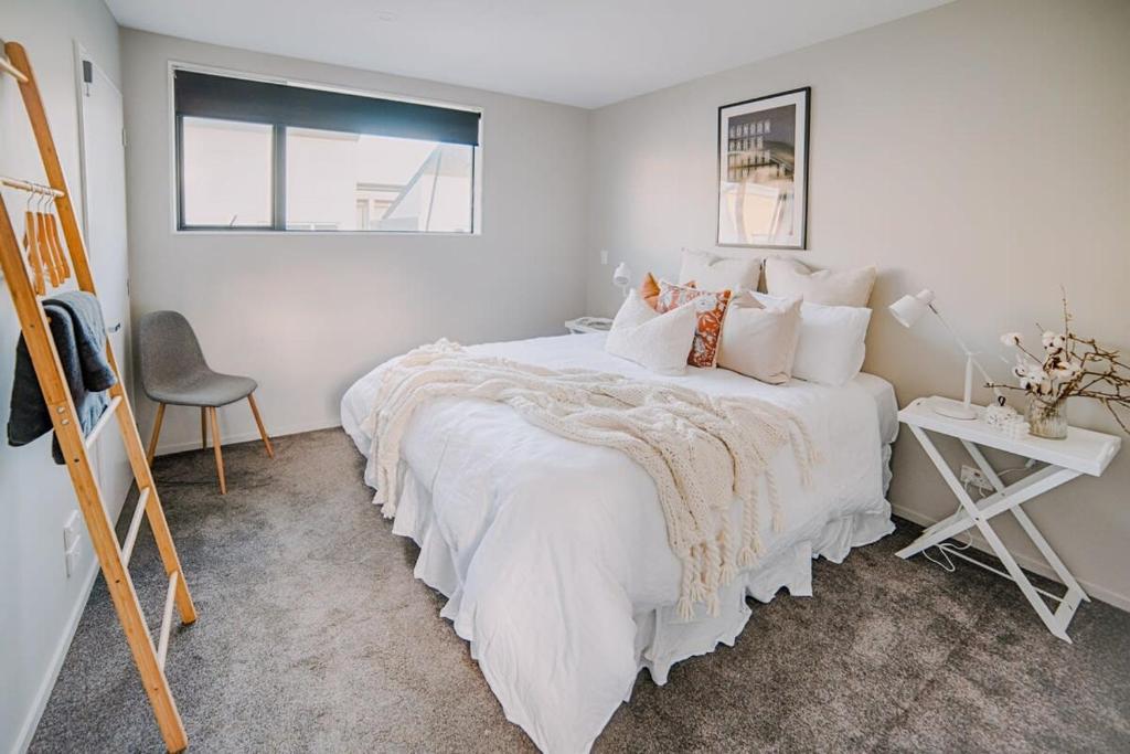 Postel nebo postele na pokoji v ubytování Hot Tub Under the City Lights