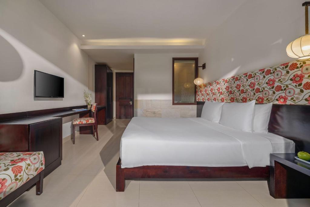 Postel nebo postele na pokoji v ubytování Emerald Hoi An Riverside Resort