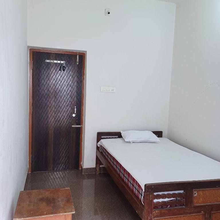 Rúm í herbergi á Dharmik guest house
