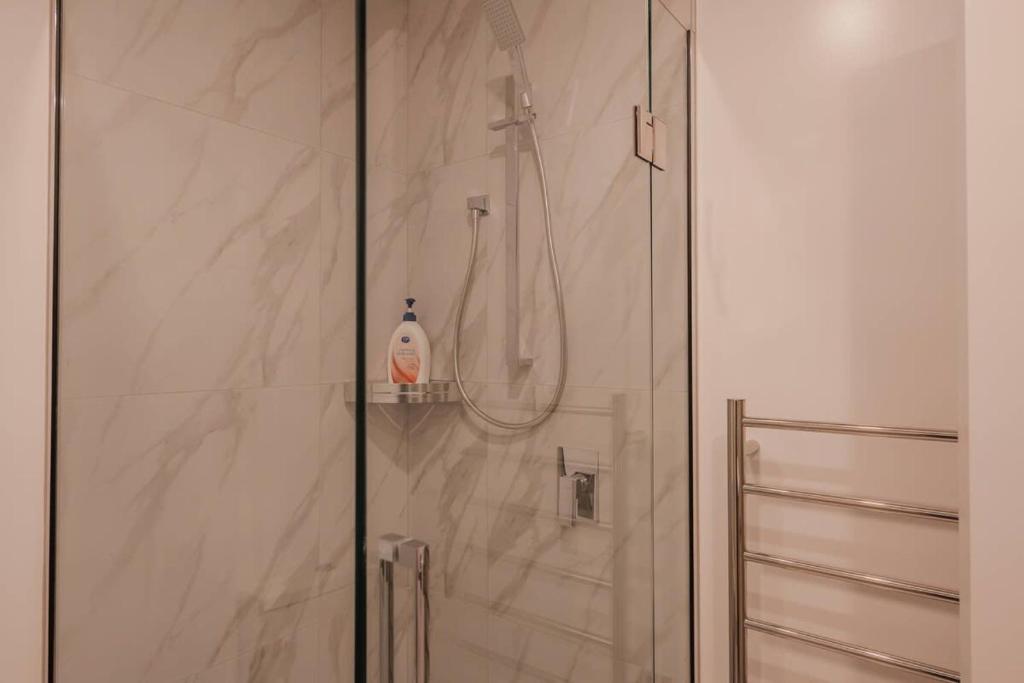 Your Stylish Retreat in the Heart of the City - Resim 29