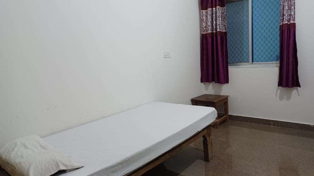 Rúm í herbergi á Dharmik guest house