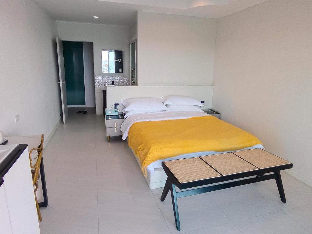 Postel nebo postele na pokoji v ubytování 格兰岛屿民宿Rock Resort Kohlarn
