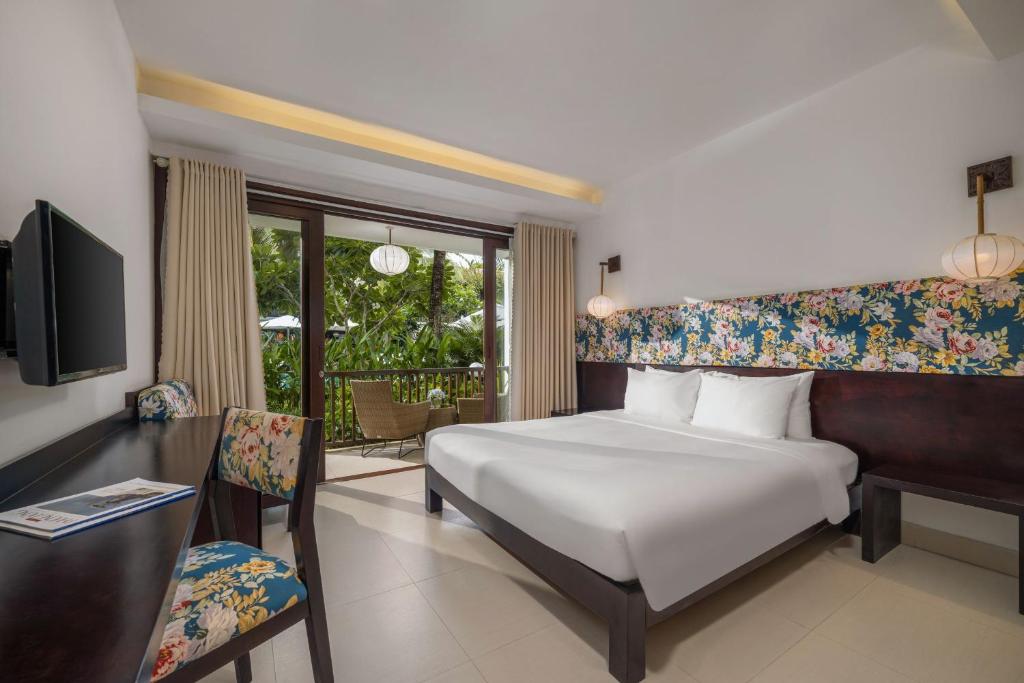 Double Deluxe Pool View Room