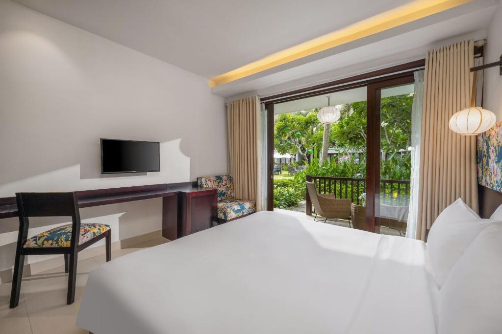 Double Deluxe Pool View Room