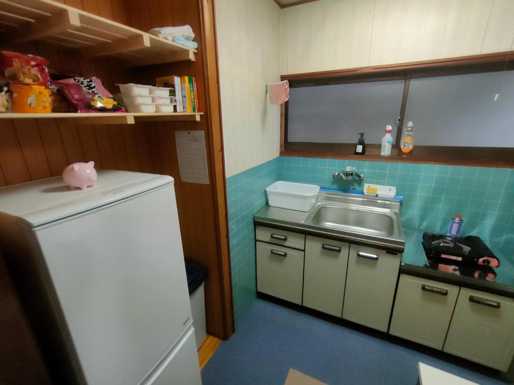 Kuchyň nebo kuchyňský kout v ubytování INN Sodeshi 丹後 一棟貸し 海の宿 INN袖志