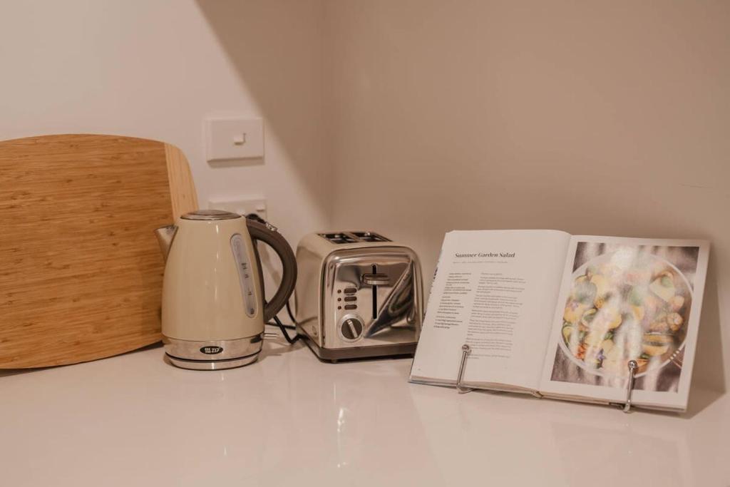 Addington Stadium Stay - Sleeps 6 - Resim 21