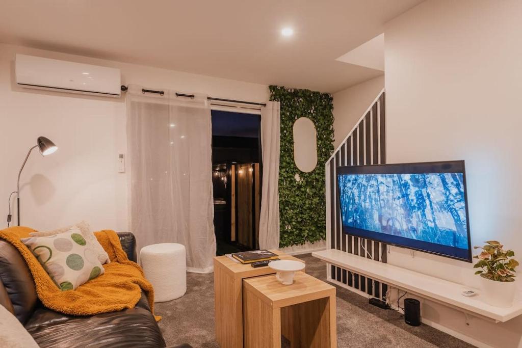 Where Home Meets Serenity in Christchurch - Resim 1