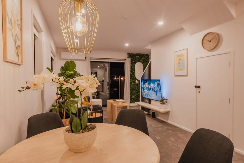 Where Home Meets Serenity in Christchurch - Resim 12