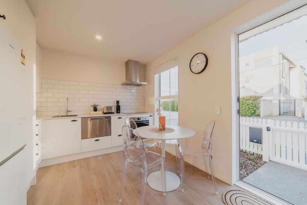 Garden View 2-Bedroom Getaway in Christchurch - Resim 10