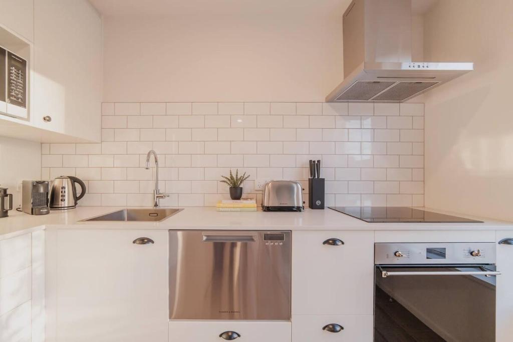 Garden View 2-Bedroom Getaway in Christchurch - Resim 13