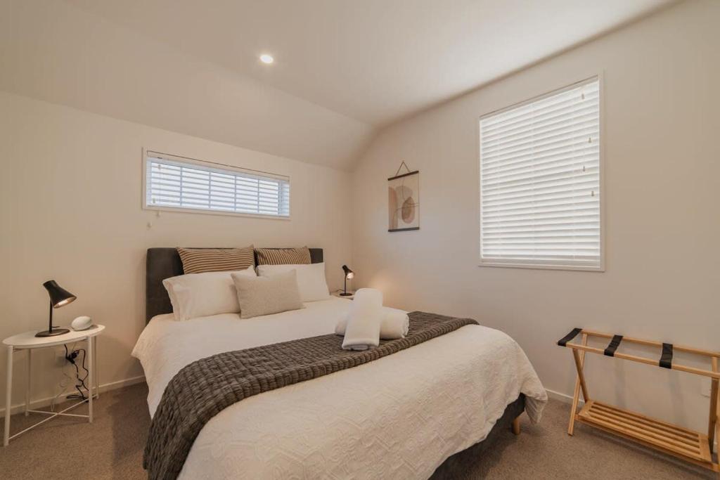 Garden View 2-Bedroom Getaway in Christchurch - Resim 19