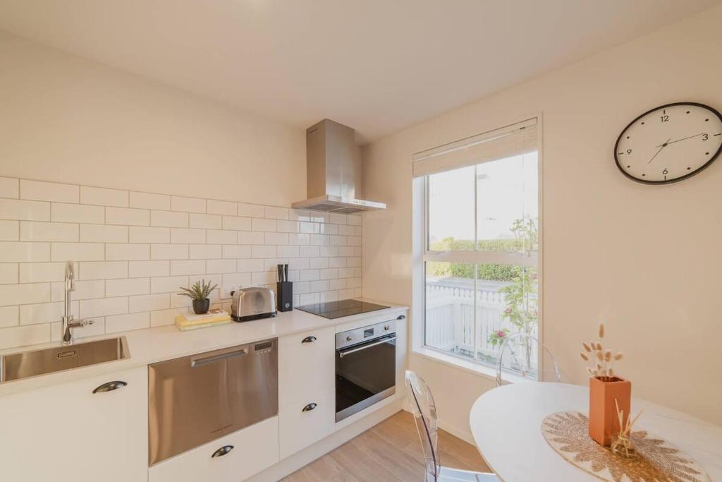 Garden View 2-Bedroom Getaway in Christchurch - Resim 20