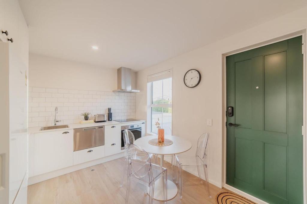 Garden View 2-Bedroom Getaway in Christchurch - Resim 22