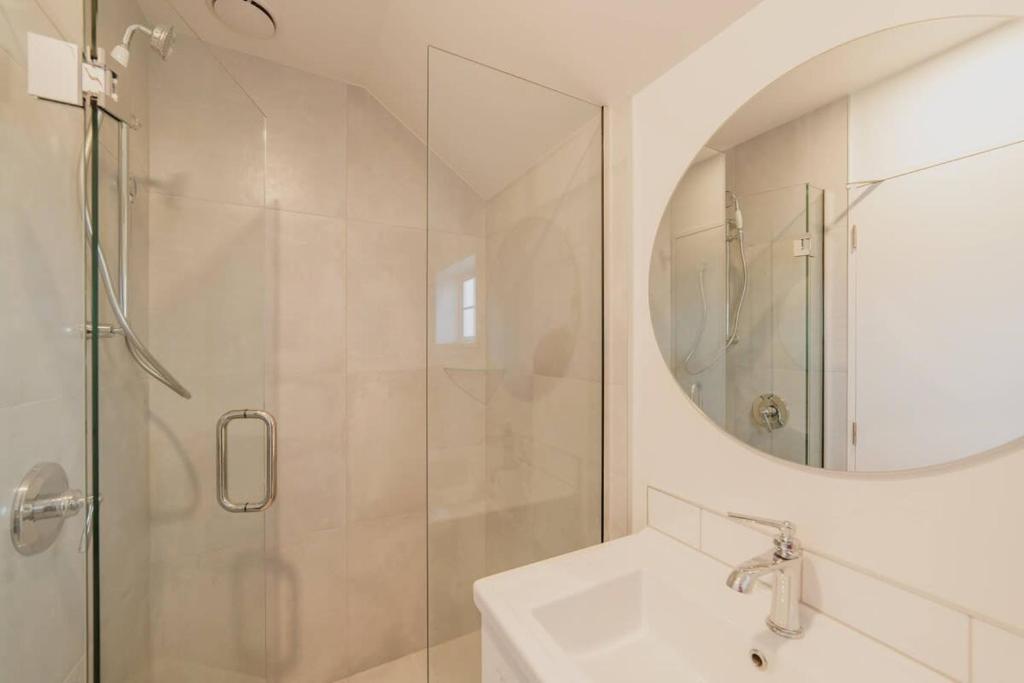 Garden View 2-Bedroom Getaway in Christchurch - Resim 3