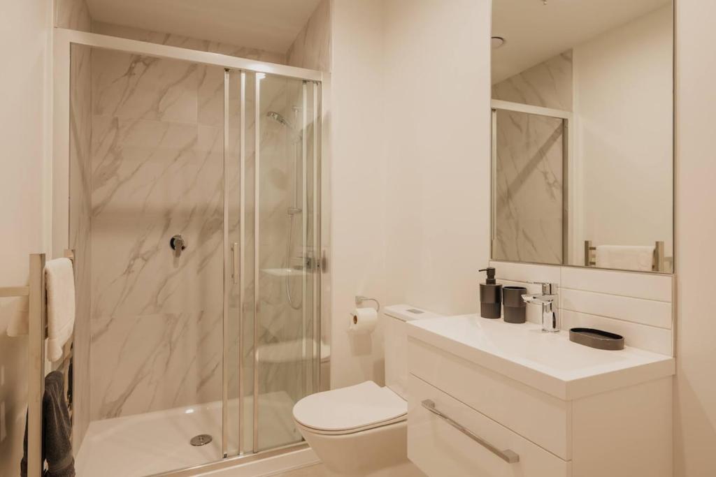 Bright & Airy on Tuam - 2Bedroom Apartment - Resim 7