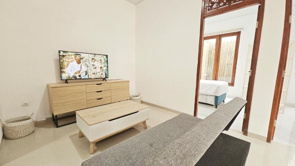 TV a/nebo společenská místnost v ubytování Villa Kayu Amertha