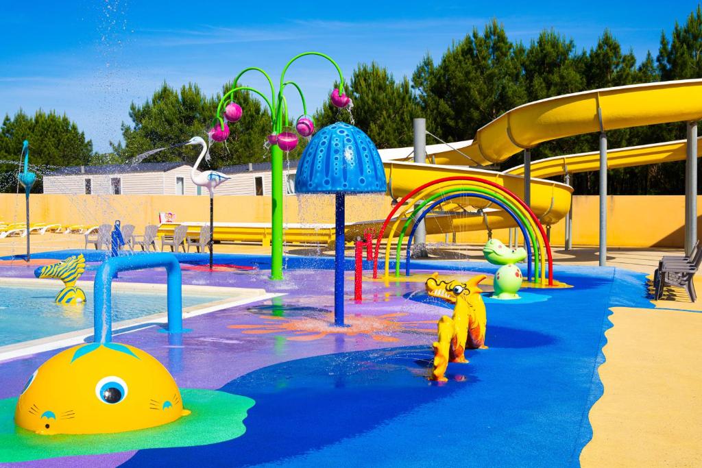 Bazén v ubytování Camping Officiel Siblu Les Oyats nebo v jeho okolí