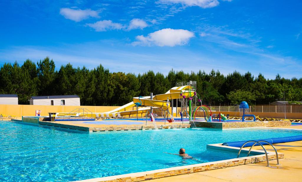 Bazén v ubytování Camping Officiel Siblu Les Oyats nebo v jeho okolí