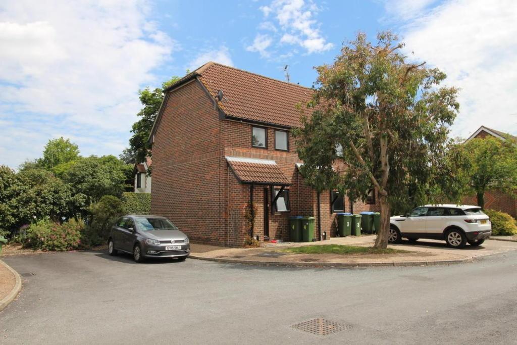 Photo de la galerie de l'établissement Garden-Parking-3 Guests-WiFi-20minsGatwick, à Horsham