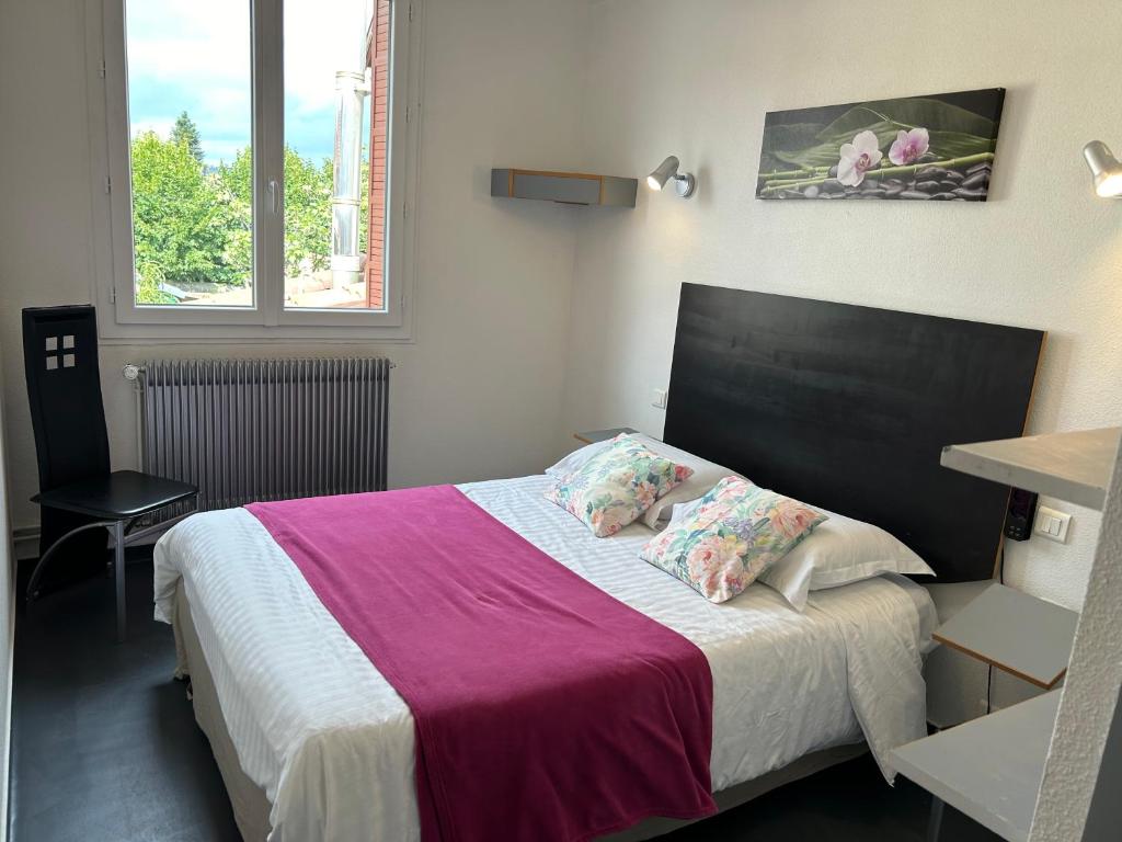 - une chambre avec un lit avec une couverture violette et 2 oreillers dans l'établissement CHAMBRE PRIVE PROCHE de LA GARE SNCF, à Langeac
