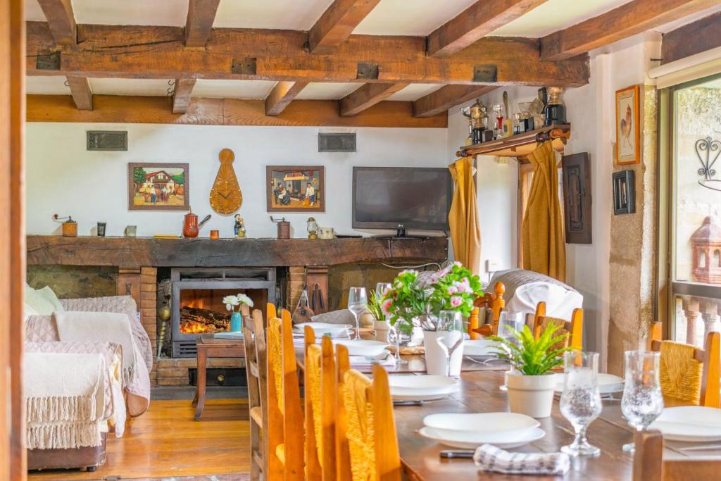 TV a/nebo společenská místnost v ubytování Casa rural Arotzenia, hogar rústico en pleno valle de la Ulzama