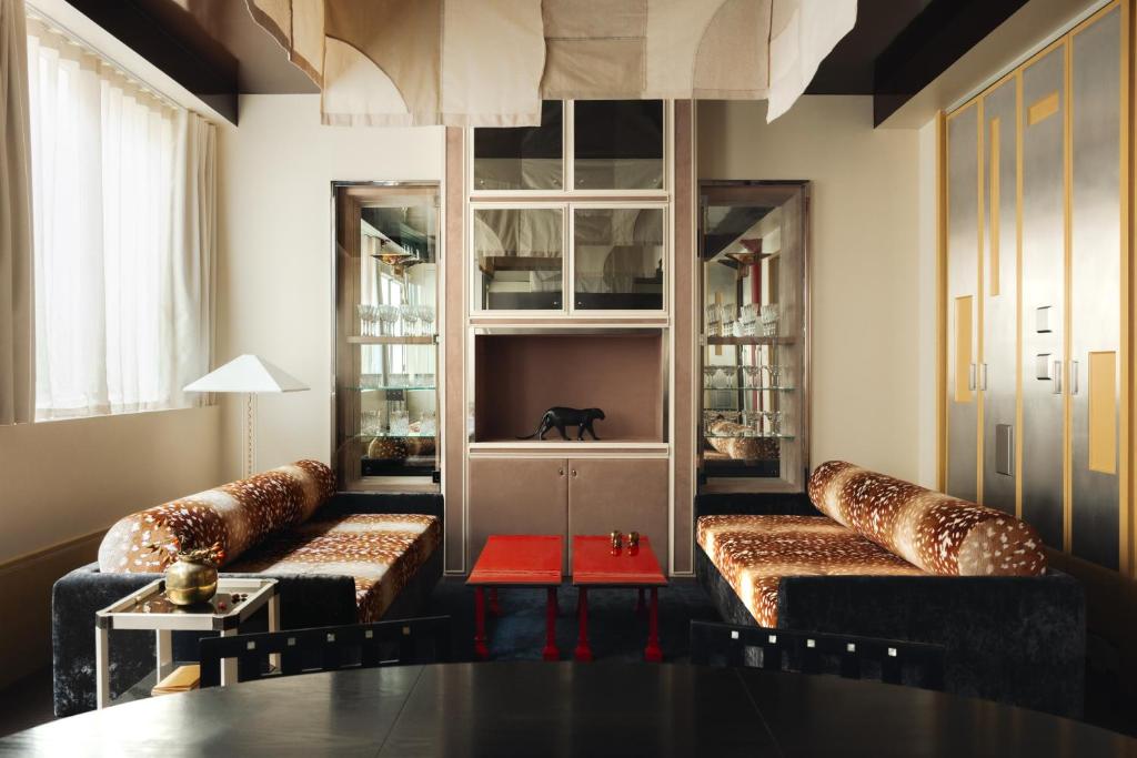 un salon avec deux canapés et une table dans l'établissement Pied A Terre Oberkampf, à Paris