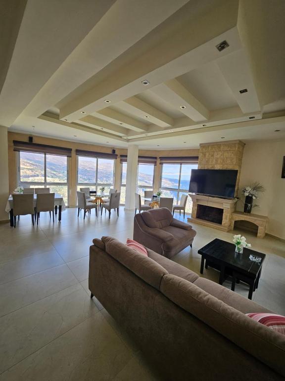 TV a/nebo společenská místnost v ubytování Hotel L'Aiglon