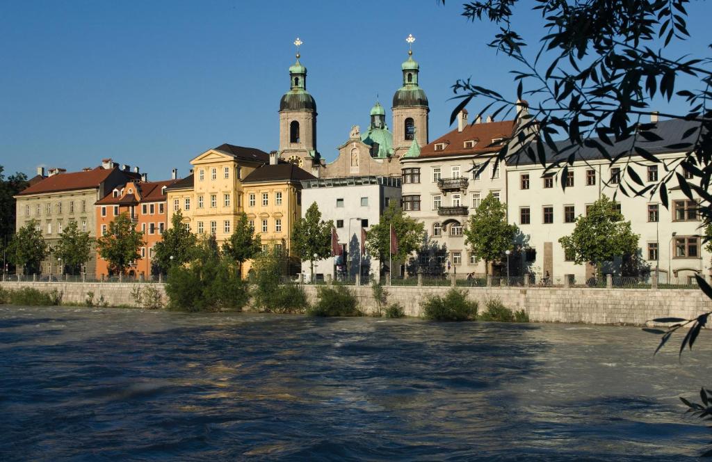 Výhled na řeku, která protéká v blízkosti penzionu – hostince