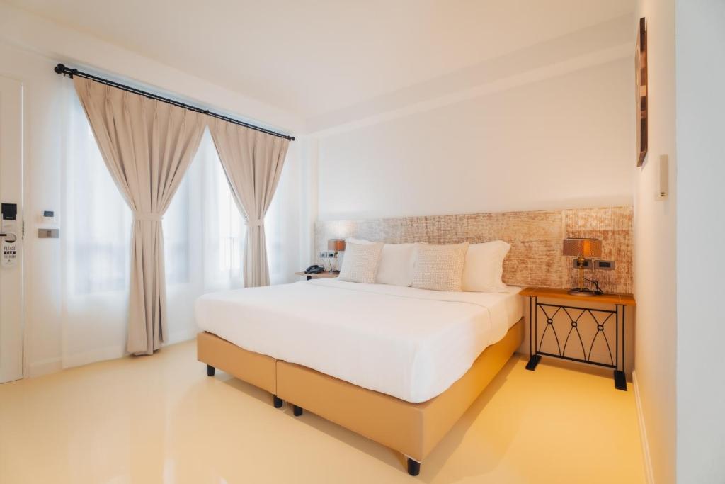 Een bed of bedden in een kamer bij Xinlor House - Phuket Old Town
