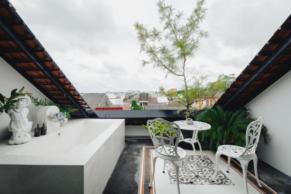 Een balkon of terras bij Xinlor House - Phuket Old Town