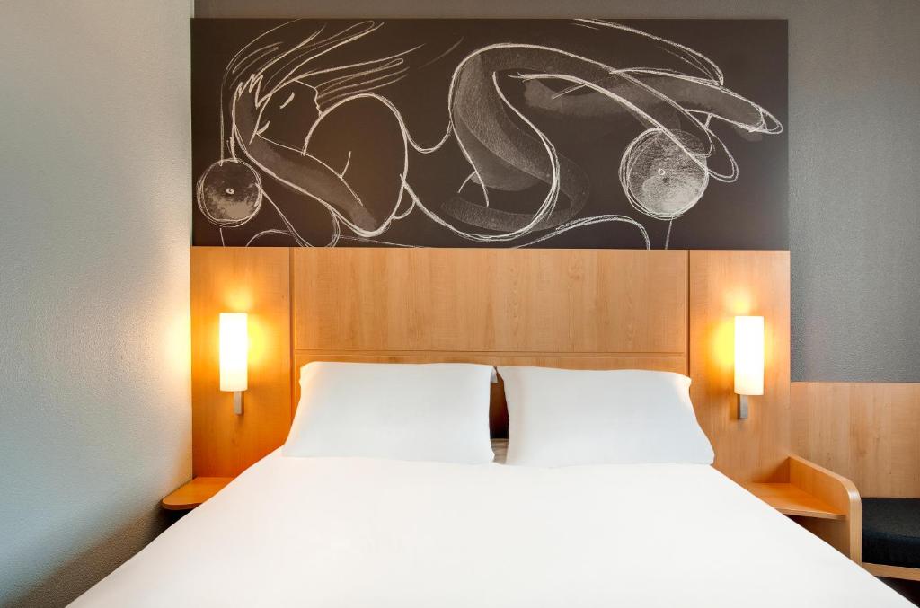 Postel nebo postele na pokoji v ubytování ibis Clermont Ferrand Nord Riom