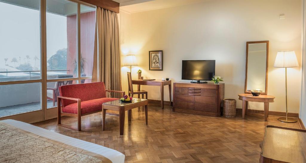 TV a/nebo společenská místnost v ubytování Inya Lake Hotel Yangon
