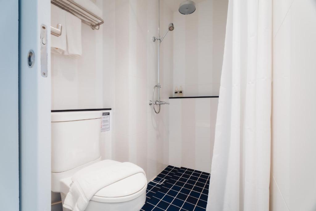 Een badkamer bij Xinlor House - Phuket Old Town