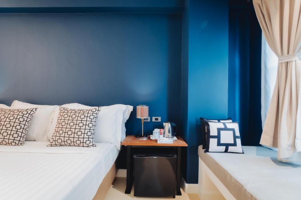 Een bed of bedden in een kamer bij Xinlor House - Phuket Old Town