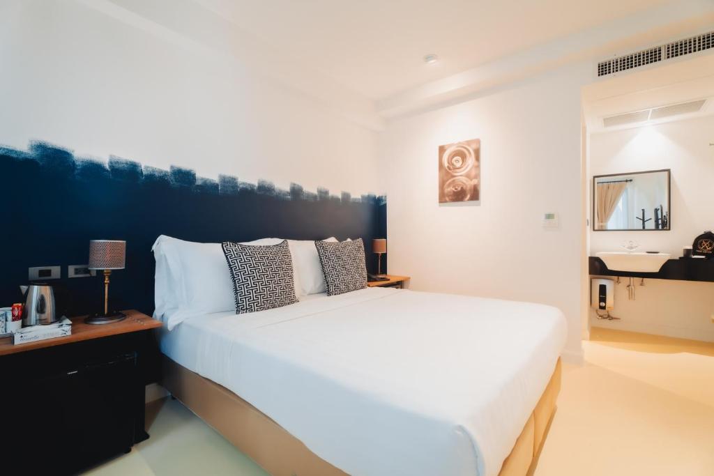 Een bed of bedden in een kamer bij Xinlor House - Phuket Old Town