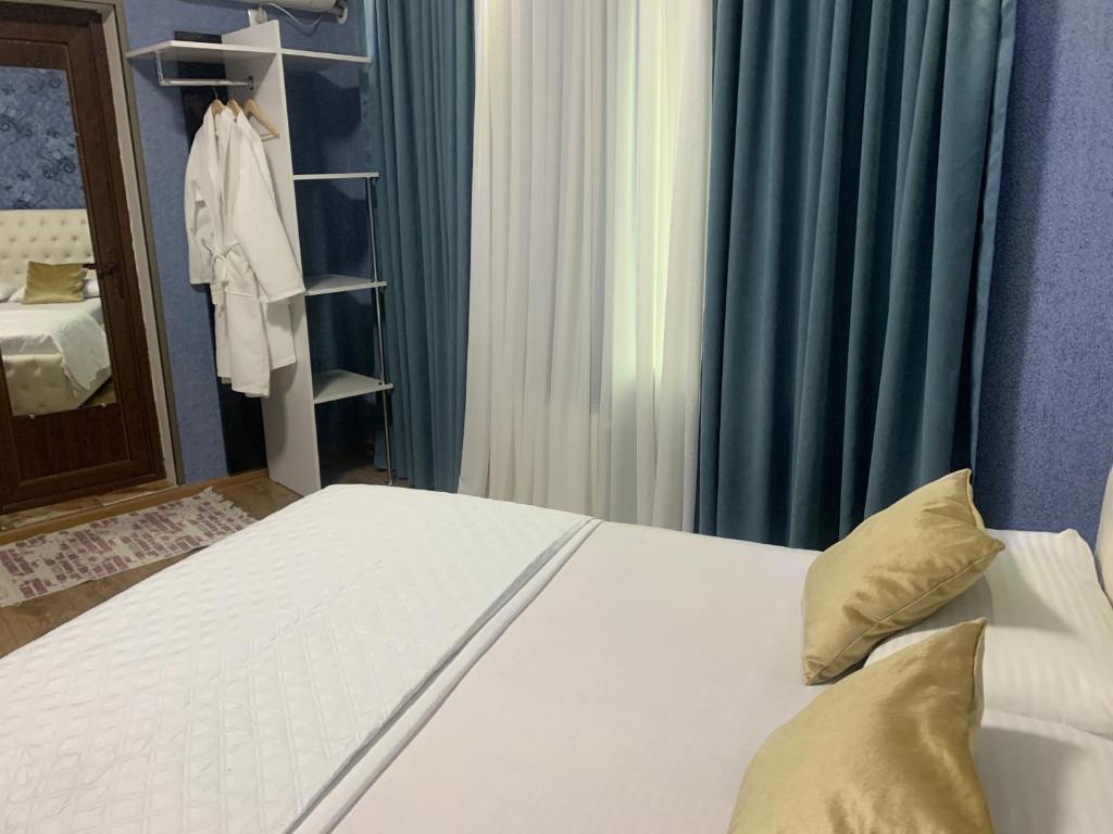 Postel nebo postele na pokoji v ubytování Aisi kutaisi