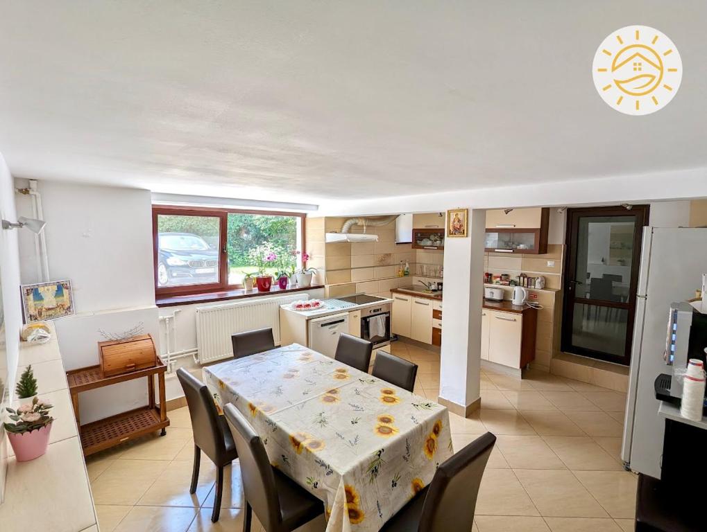 eine Küche mit einem Tisch und Stühlen in einer Küche in der Unterkunft Casa Bergwald in Râșnov