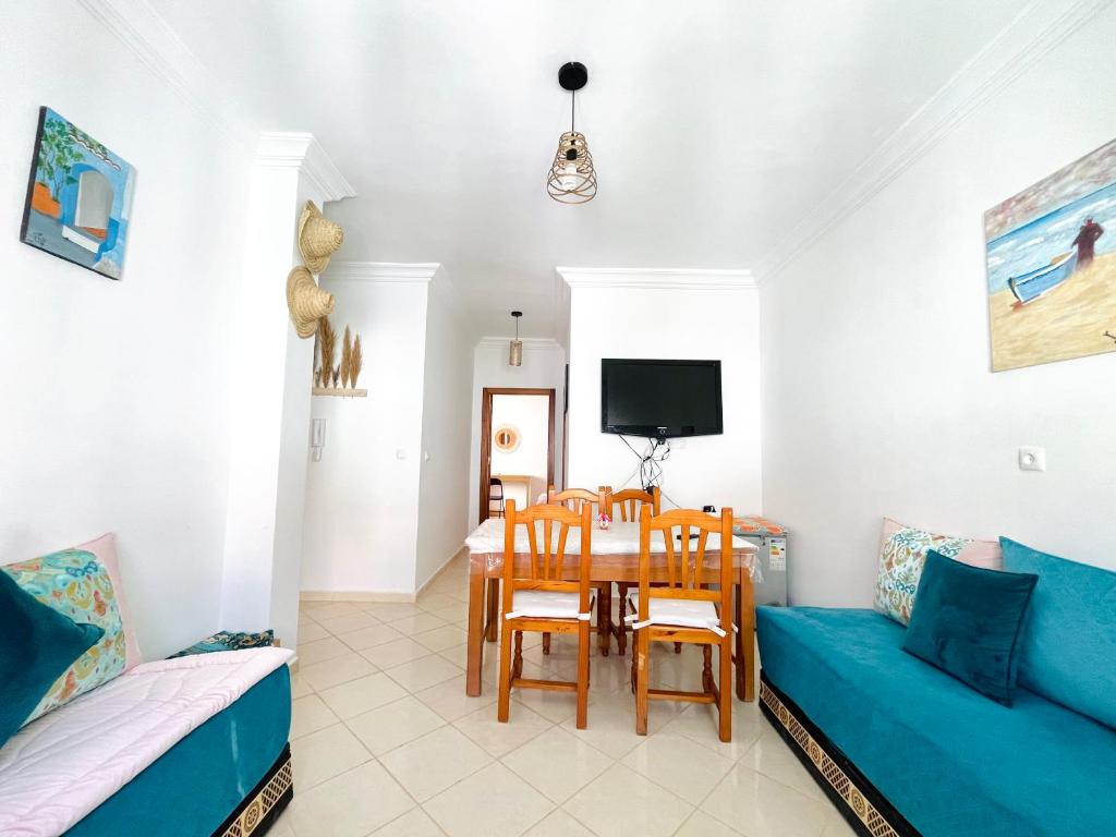 TV a/nebo společenská místnost v ubytování Appartement centre oued laou avec piscine été
