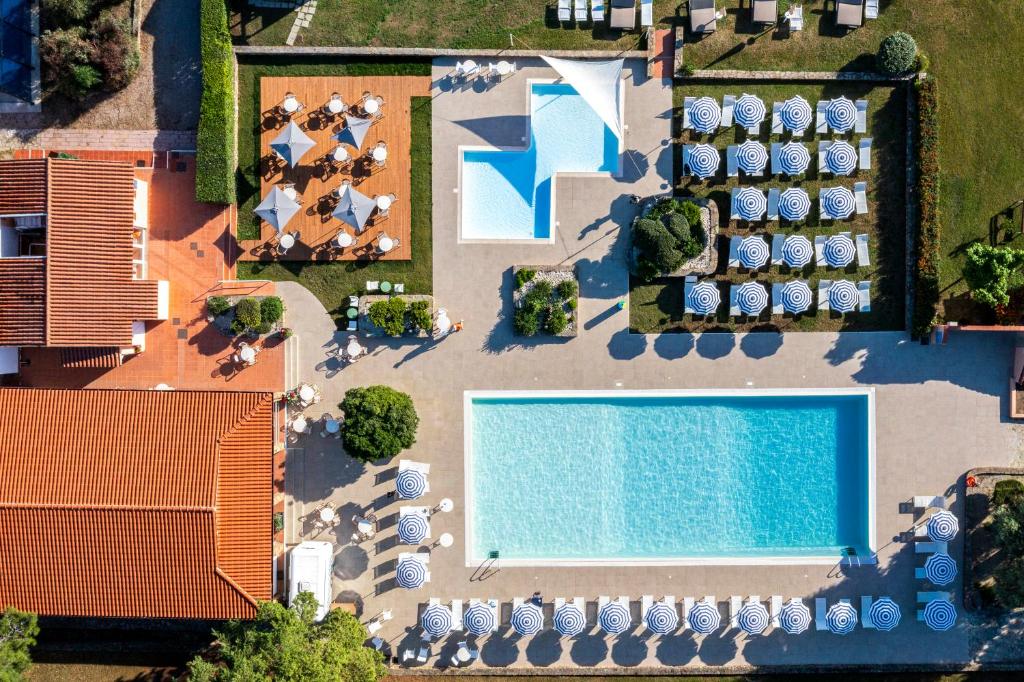 Bazén v ubytování MClub Budoni nebo v jeho okolí