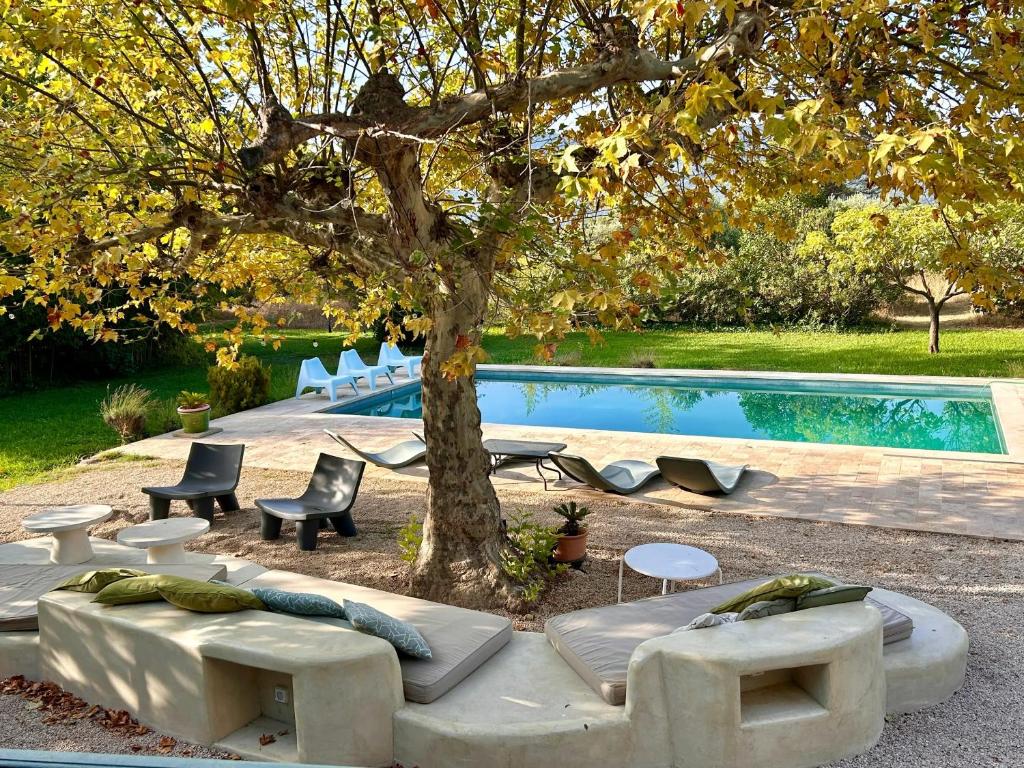 Bazén v ubytování Grande Villa Provençale avec Piscine Privée à Gémenos nebo v jeho okolí