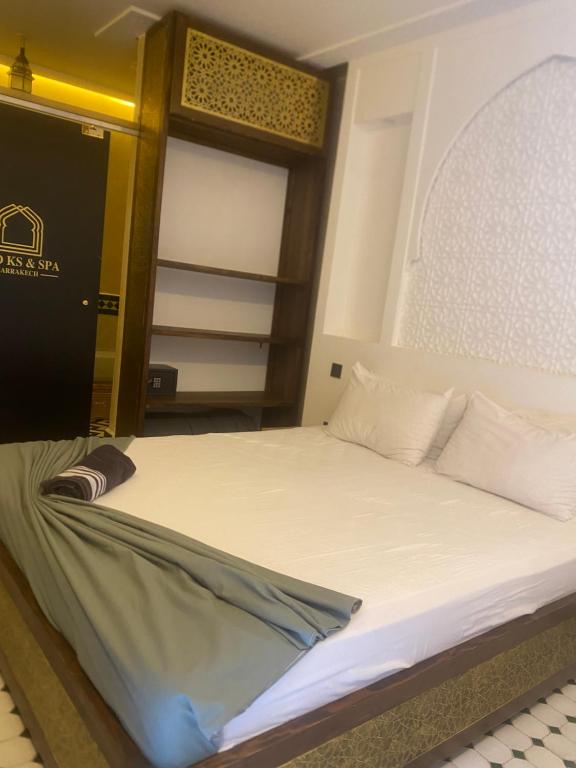 Postel nebo postele na pokoji v ubytování RIAD KS & SPA