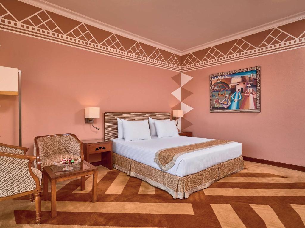 Postel nebo postele na pokoji v ubytování Mövenpick Resort Aswan