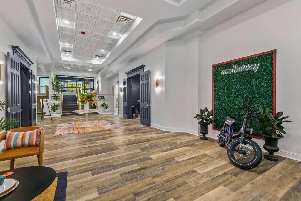 Un vestíbulo de oficina con una motocicleta en la pared. en Mulberry, a Wyndham Hotel, en Vicksburg